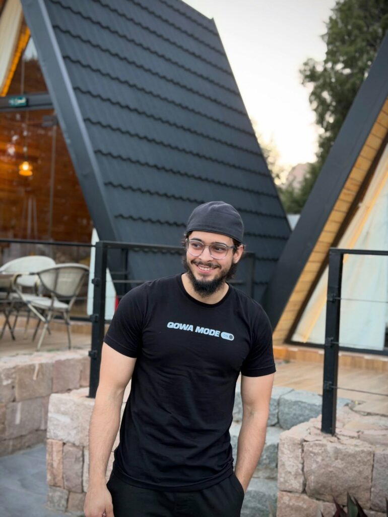 Homme portant le t-shirt Qowa Mode On en terrasse
