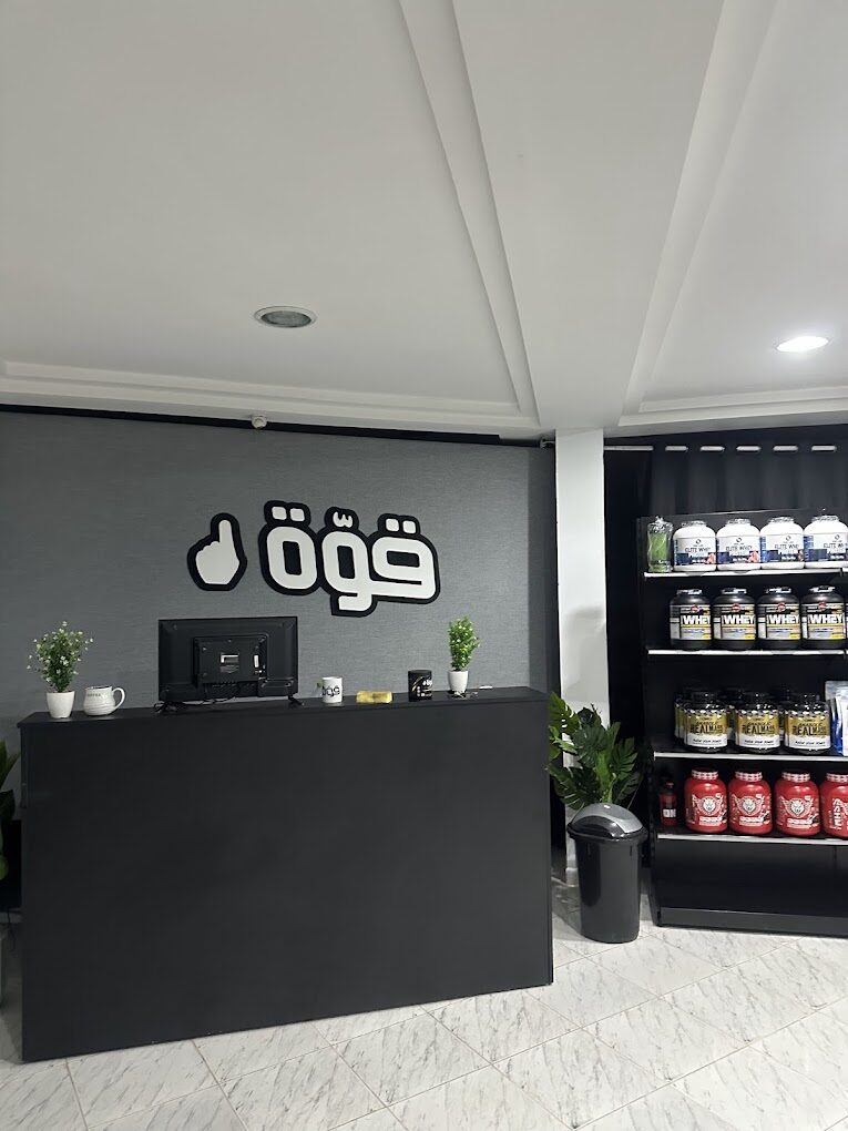 Comptoir d’accueil de la boutique Qowa avec le logo