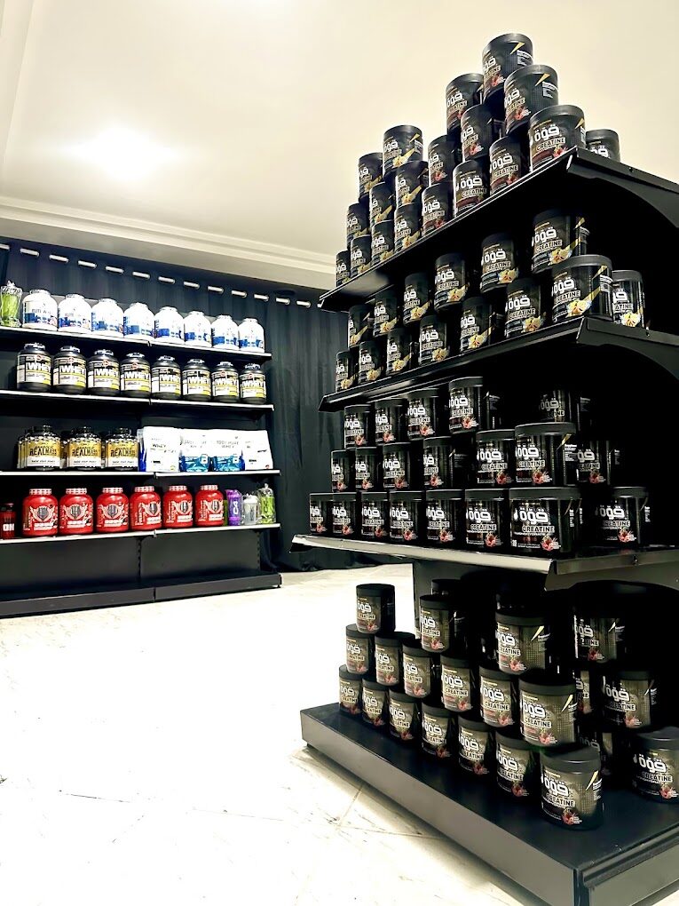 Rayons de compléments dans la boutique Qowa à Ezzahra